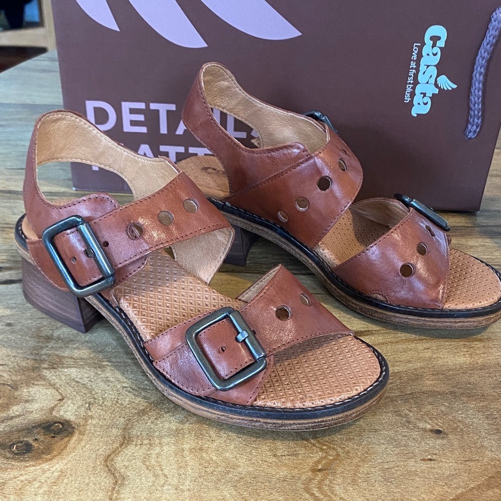 NIB Casta Brown Leather Sandals with cut Out detail